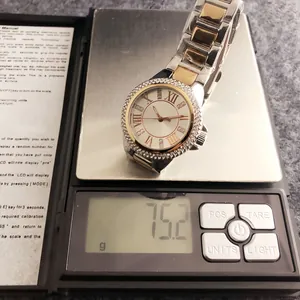 Vista dettagliata dell'orologio al quarzo da donna che pesa 75,2 g sulla bilancia