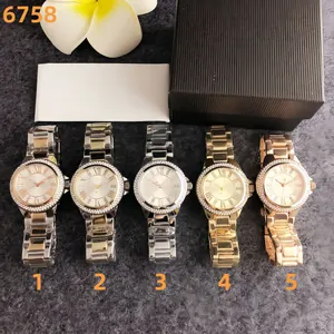 Vista dettagliata di cinque orologi al quarzo di lusso da donna con lunetta diamantata.