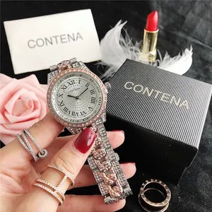Detailopname van luxe horloge met strassteentjes, Romeinse cijfers en geschenkdoos