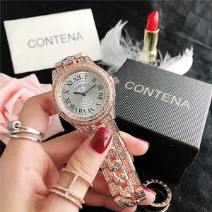 Detailopname van een luxe roségouden horloge volledig bezet met schitterende strassteentjes