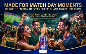 Leuchtender lila Glitzerstift auf Fan-Gesichtern im Fußballstadion bei einem Spiel