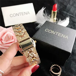 Detailweergave van de elegante gouden stalen horlogeband en de geschenkverpakking.