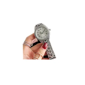Luxe zilveren horloge met Romeinse cijfers en volledig bezette diamanten band
