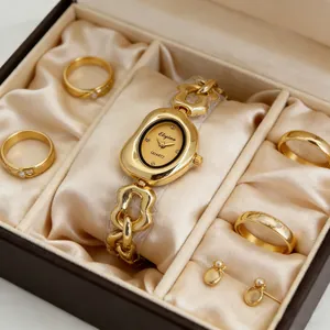 Vue détaillée d'une élégante montre à quartz dorée dans un coffret à bijoux de luxe.