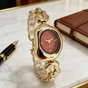 Vue détaillée de la montre bracelet dorée pour femme avec cadran ovale rouge élégant