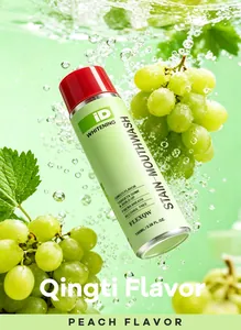 Gros plan sur un spray de bain de bouche avec raisins verts et détails d'éclats d'eau