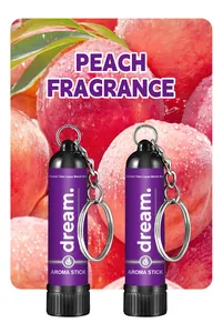 Detail van draagbare aroma-inhalatorsticks met perzikgeur en zilveren sleutelhangers