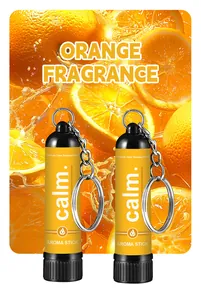 Detail van de gele aroma stick met oranje geur en een zilveren sleutelhanger ring.