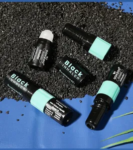 Detailansicht der Black Inhaler Erfrischungsstifte auf Holzkohle-Hintergrund.