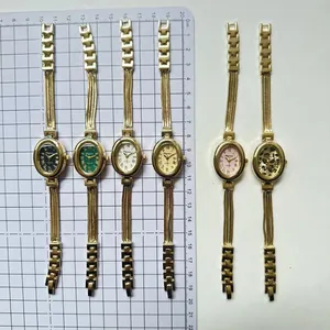 Detailansicht ovaler Quarz-Armbanduhren in sechs Farben mit Messskala-Hintergrund