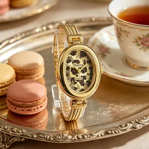 Detailaufnahme einer eleganten goldenen ovalen Uhr mit Leopardenmuster-Zifferblatt
