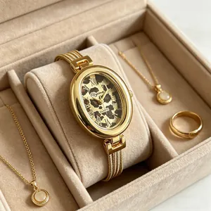 Nahaufnahme einer eleganten goldenen Damen-Oval-Uhr mit Leopardenmuster in einer Box
