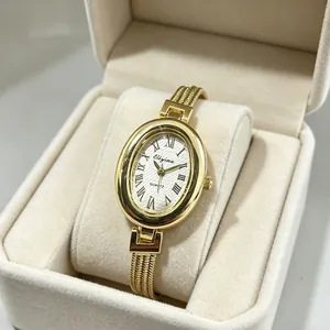 Detailansicht der eleganten goldenen ovalen Quarzuhr mit strukturiertem Zifferblatt