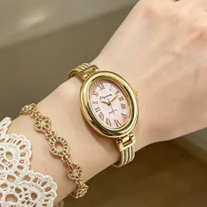 Elegante ovale Quarzuhr für Damen in Gold mit rosa Zifferblatt und römischen Ziffern.