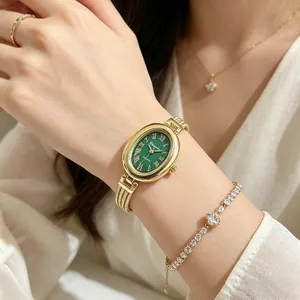 Elegante goldene Damen-Quarzuhr mit ovalem grünem Zifferblatt und römischen Ziffern