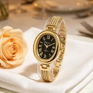 Nahaufnahme einer eleganten ovalen goldenen Damenuhr mit schwarzem Zifferblatt
