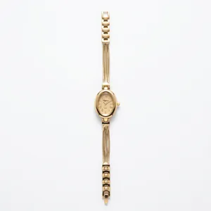 Κομψό χρυσό οβάλ ρολόι χαλαζία για γυναίκες με μπρασελέ στυλ βραχιολιού σε λευκό φόντο.