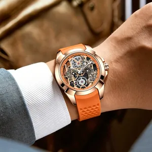 Gros plan détaillé d'une montre squelette pour homme avec boîtier or rose et bracelet orange