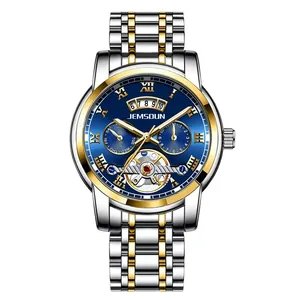 Détail de la montre bicolore pour homme avec cadran bleu et style tourbillon