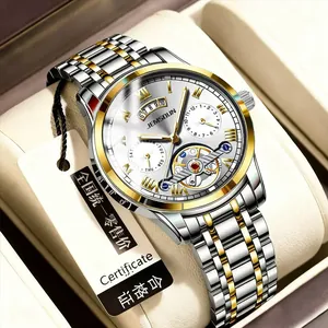 Gros plan de la montre squelette tourbillon JEMSOUN avec bracelet en acier inoxydable bicolore
