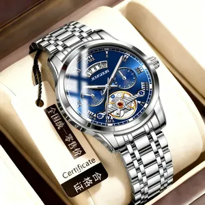 Gros plan d'une montre pour homme de style tourbillon squelette bleu avec acier inoxydable
