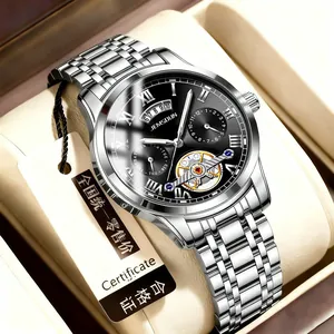 Détail d'une montre squelette pour homme style tourbillon avec bracelet argenté en coffret.