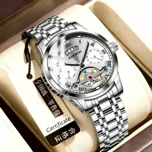 Gros plan sur une montre squelette argentée pour hommes avec bracelet en acier