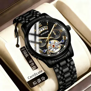 Gros plan de montre squelette noire pour homme avec chiffres romains dorés.