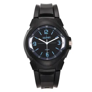 Frontansicht einer minimalistischen schwarzen Sportuhr mit Silikonarmband und blauem Zifferblatt