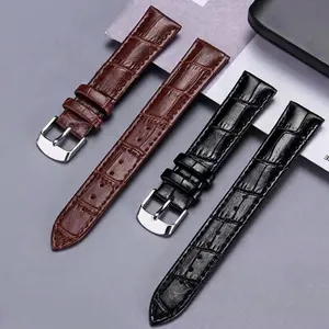 Détail de bracelets de montre en cuir gaufré crocodile en marron et noir classique