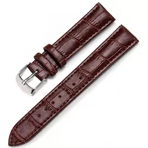 Détail du bracelet de montre en cuir marron à motif crocodile et boucle argent