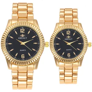 Vue détaillée des montres de couple Grealy en acier inoxydable doré et cadran noir.