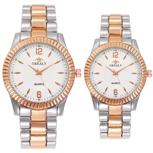 Vue détaillée des montres à quartz pour couple bicolores or rose et argent avec cadrans blancs