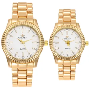 Dettaglio degli orologi al quarzo GREALY per coppia in acciaio inossidabile dorato e ghiera.