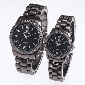 Détail de montres à quartz pour couple avec bracelets en acier noir et cadrans à chiffres.