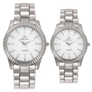 Dettaglio di orologi di coppia in acciaio inossidabile argento con quadranti bianchi classici.