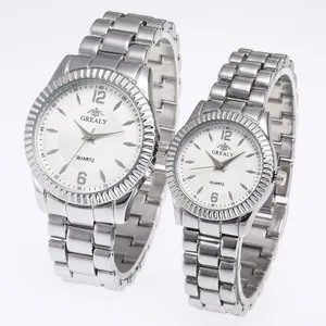 Vue détaillée des montres à quartz en acier argenté avec lunettes cannelées et cadrans blancs.