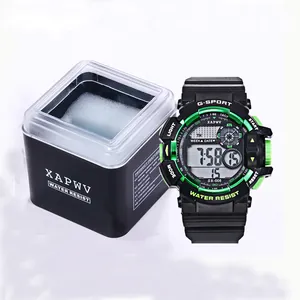 Montre de sport numérique noire et verte avec son coffret cadeau à couvercle clair.