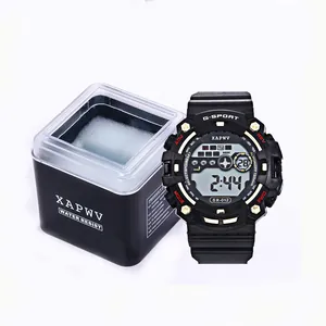 Gros plan détaillé de la montre de sport XAPWV avec son coffret cadeau carré en plastique noir.