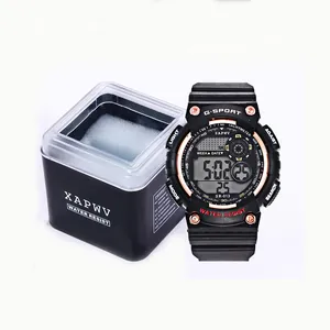 Vue détaillée du coffret cadeau montre carré noir avec couvercle transparent