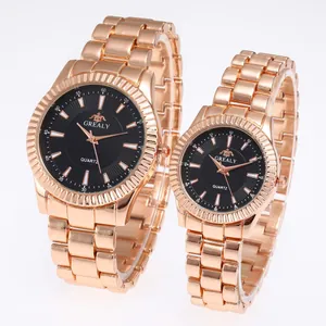 Vista ravvicinata di un set di orologi coppia in oro rosa con quadranti neri e acciaio