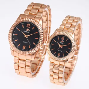 Vue détaillée du set de montres à quartz rose gold pour couple avec cadran noir