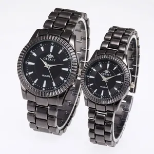 Vista dettagliata di un elegante set di orologi da coppia al quarzo in acciaio nero