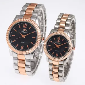 Vue détaillée de montres à quartz élégantes bicolores or rose et argent pour couple