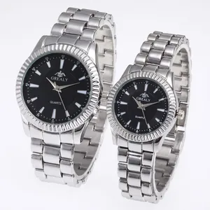 Vista dettagliata professionale di orologi al quarzo per coppia in argento con quadranti neri in acciaio