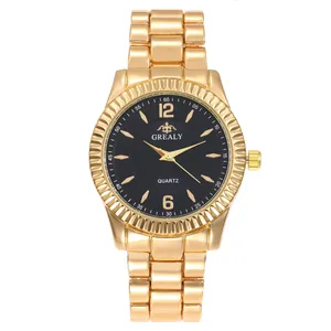 Vue détaillée d'une montre à quartz dorée avec lunette cannelée et cadran noir chic.