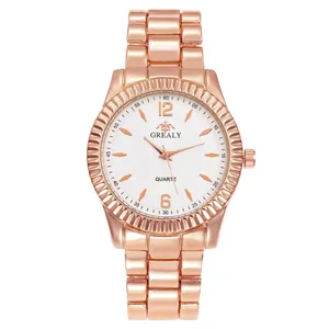 Vue détaillée d'une montre à quartz en or rose avec cadran minimaliste et bracelet à maillons
