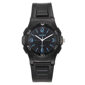 Nahaufnahme einer schwarzen Kinder-Sportquarzuhr mit Silikonarmband und blauem Blatt