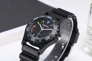 Nahaufnahme einer schwarzen Sport-Quarzuhr mit bunten Indizes und Silikonarmband