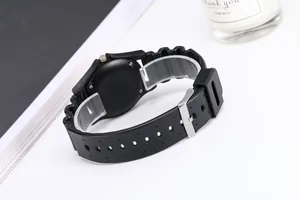 Detail der verstellbaren Silikonarmband und Edelstahlschnalle der wasserdichten Uhr